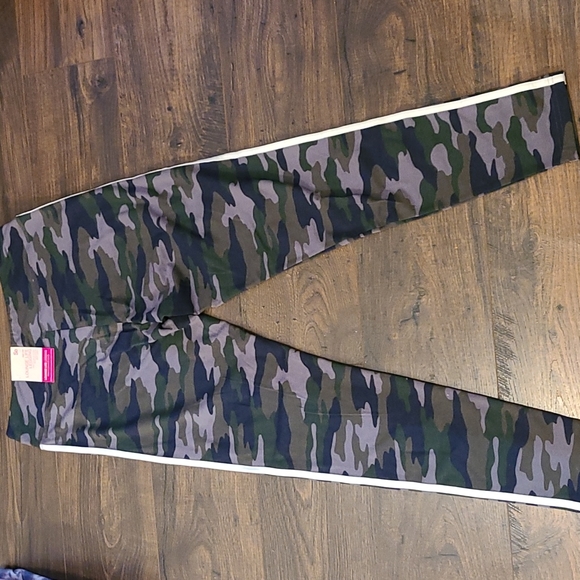NWT - Camo Leggings - Picture 3 of 4